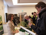 Besucher am Infostand Heimische Eiweißfuttermittel
