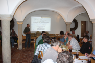 Herr Müller begrüßt in seinem Hofcafe die Besucher