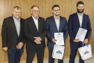 Vier Männer in Anzügen. 