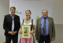 Die beste Pferdewirtin mit Gratulanten. 