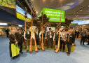 Eine Alphornbläsergruppe vor dem LfL-Stand auf der IGW 2024 in Berlin.