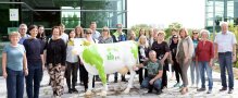Die Besuchergruppe vor dem Haupteingang der Landesanstalt für Landwirtschaft. 