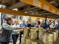 Die Delegation im Lagerraum bei einem Händler von Bio-Lebensmitteln. 