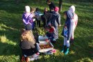 Kindergruppe beim Waschen des Streuobstes