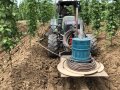Eine Maschine legt die Bewässerungsschläuche in die Erde ein