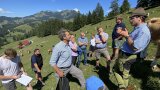 LfL-Präsident Sedlmayer informiert sich zu den Folgen des Klimawandels auf Almwirtschaft.