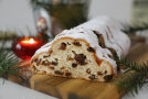 Ein Christstollen, weihnachtlich angerichtet.