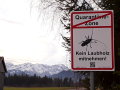 Quarantäneschild durchgestrichen vor Bergmassiv der Zugspitze