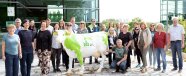 Die Besuchergruppe vor dem Haupteingang der Landesanstalt für Landwirtschaft.