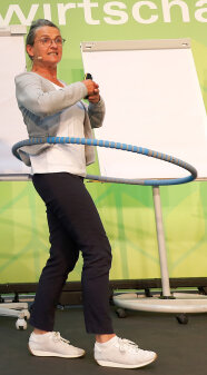 Roswitha Walter schwingt den Hula-Hoop-Reifen.