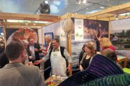 Verteilung von Fischhäppchen am Messestand