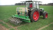 Cultangerät an einem Traktor auf dem Feld