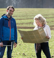 zwei Menschen stehen im Feld