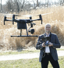 Mann fliegt eine Drohne