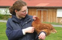 Frau mit Huhn auf dem Arm