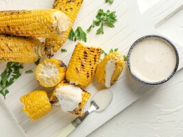 gegrillte Maiskolben mit Joghurt-Dip