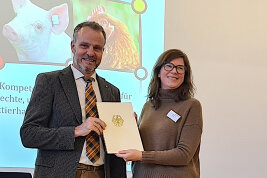 Staatssekretärin Dr. Ophelia Nick überreicht den Zuwendungsbescheid an Dr. Jan Harms.