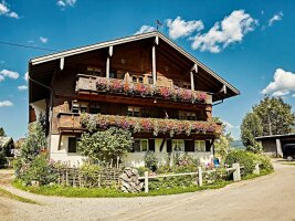 mit Blumenkästen geschmücktes Bauernhaus