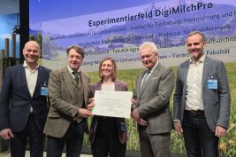 Übergabe des Förderbescheids mit fünf Personen. 