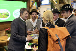 Präsident Sedlmayer und Besucher am LfL-Stand.