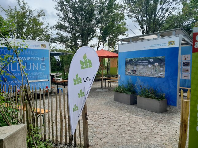 Blick auf den Infostand zum Bodenleben