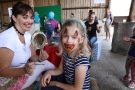 Frau schminkt Kind