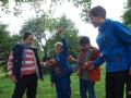 Schüler spielen auf der Steuobstwiese mit Äpfeln