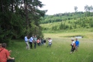 Wiesenmeisterschaft Jury Oberpfalz, Menschen auf einer Wiese am Waldrand