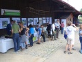 Besuchergruppe vor dem Infostand