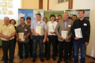 Gruppenbild, die Preisträger halten eine Urkunde in den Händen
