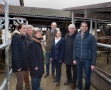 LfL-Experten stehen vor dem Milchviehstall