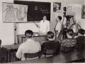 Historische Aufnahme von Personen in einem Schulungsraum