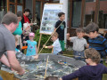 Kinder vor einem Wasserbecken