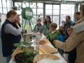 Kinder und Erwachsene an einem Infostand