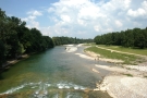 Blick von oben auf einen Fluss