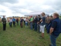 Besuchergruppe am Feld