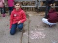 Kuh mit Straßenkreider auf den Boden gemalt