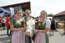 drei Frauen führen eine Kuh