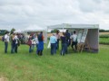 Blick über die Infopavillions am Feldrand
