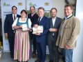 Ehrengaeste präsentieren Freilandeier