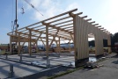 Gerüst aus Holzbalken für Stall