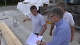 Personen besprechen sich auf einer Baustelle