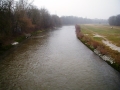 Blick von oben auf einen Fluss