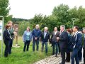 Mehrere Menschen vor einer Schautafel im Freigelände