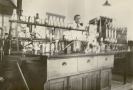 Historische Aufnahme von einem Mann in einem Labor