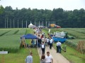 Blick auf die Ausstellungsbeiträge am Feld