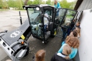 Mädchen an einen modernen Futtermischwagen