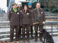 Die fünf Mitglieder des ALB-Teams für Feldkirchen plus ALB-Spürhund Franzi