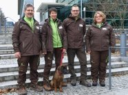 Mitglieder des ALB-Teams der LfL für das Befallsgebiet Neubiberg mit Spürhund Annoit Anno, Ambros Köppl und Anna Haikali (von links nach rechts)