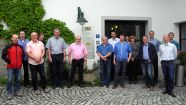 Gruppenfoto mit 15 Personen vor einem Gebäude